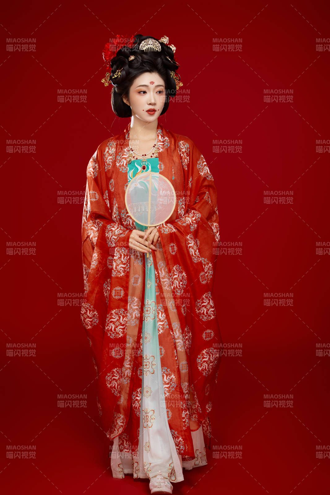 红色背景下大唐风韵女性古装妆容造型