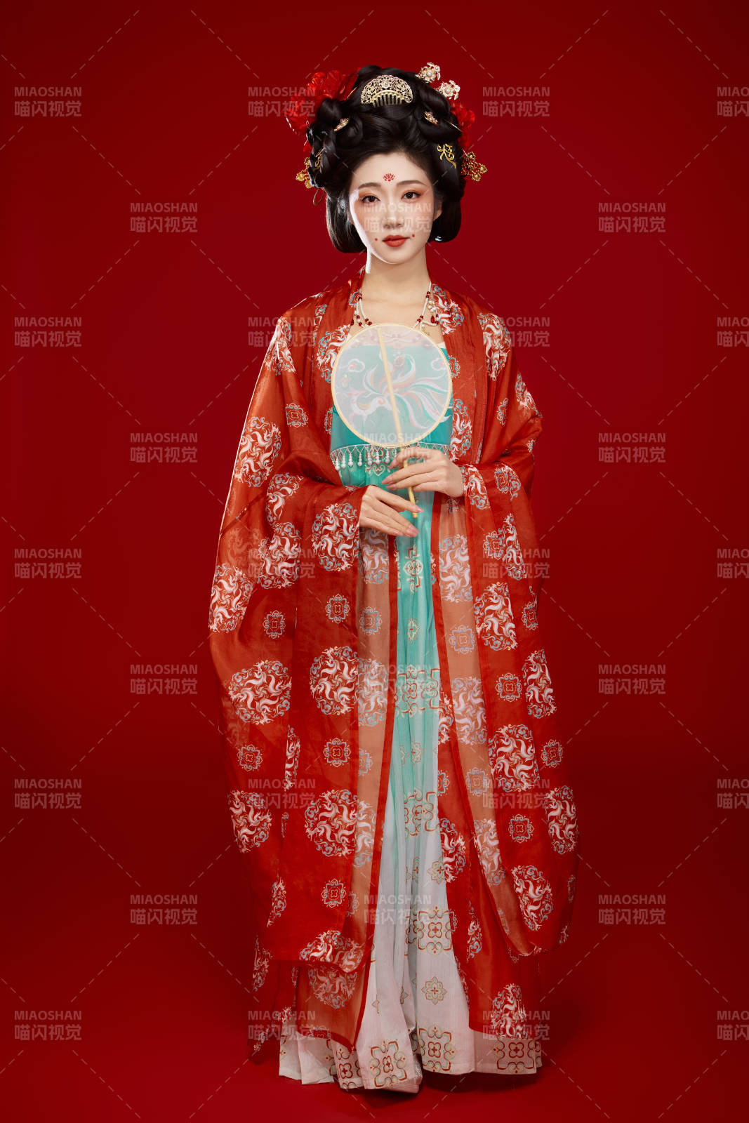 红色背景下大唐风韵女性古装妆容造型