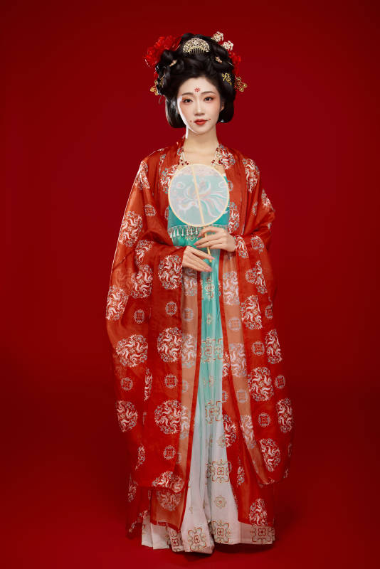 红色背景下大唐风韵女性古装妆容造型