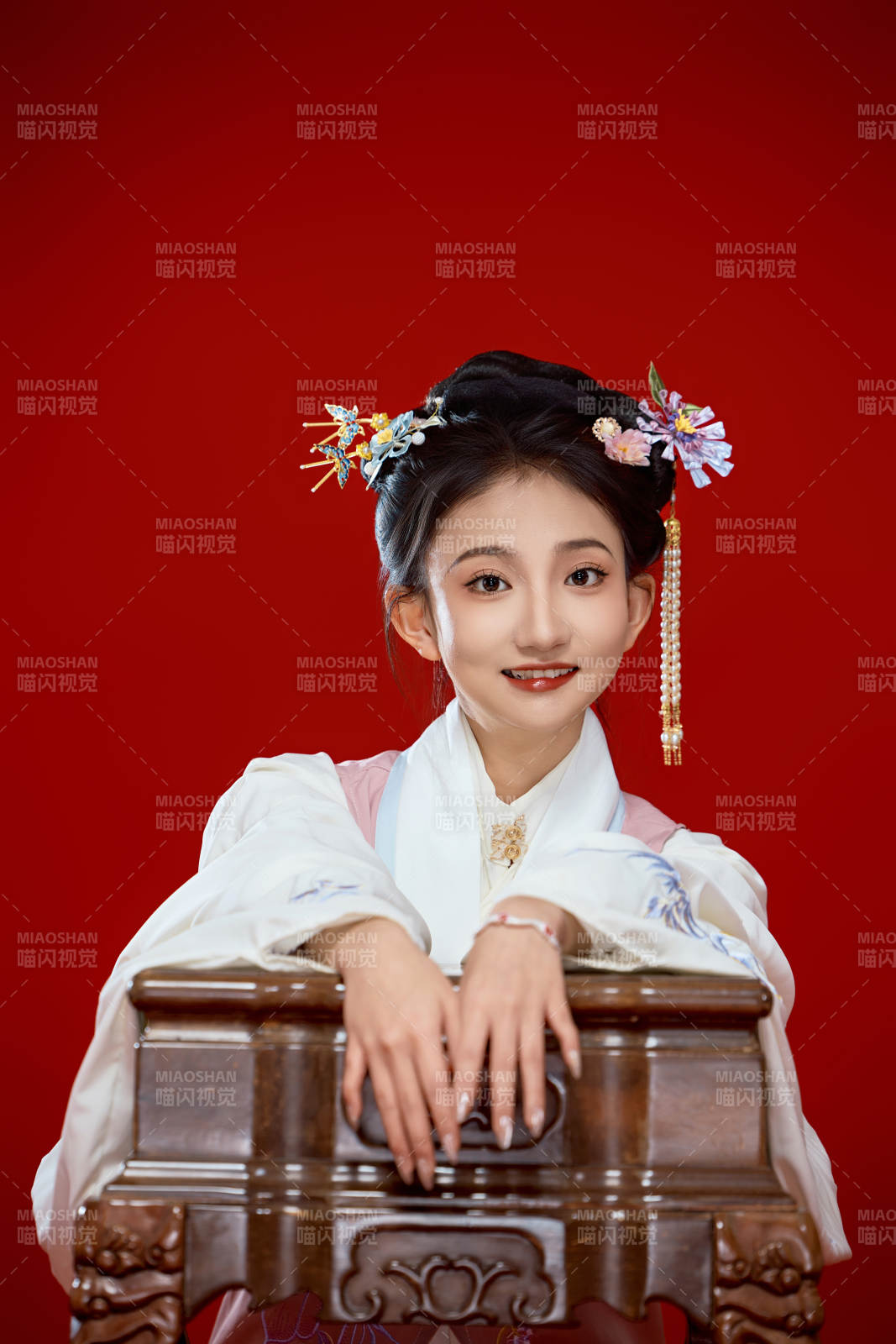 红色背景下穿着中国明朝明制汉服服饰的少女