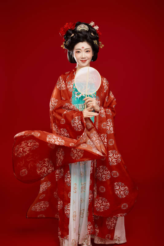 红色背景下大唐风韵女性古装妆容造型