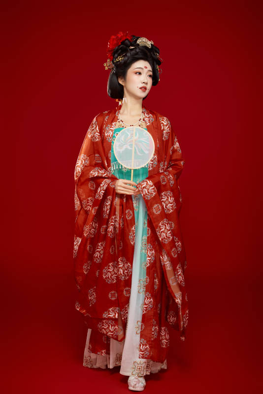 红色背景下大唐风韵女性古装妆容造型