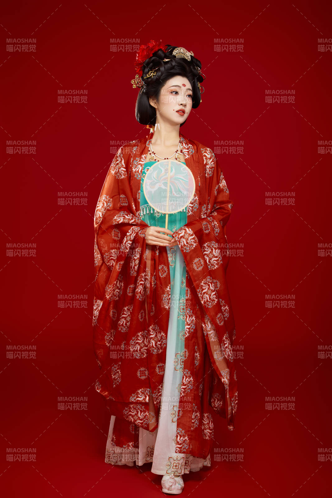 红色背景下大唐风韵女性古装妆容造型