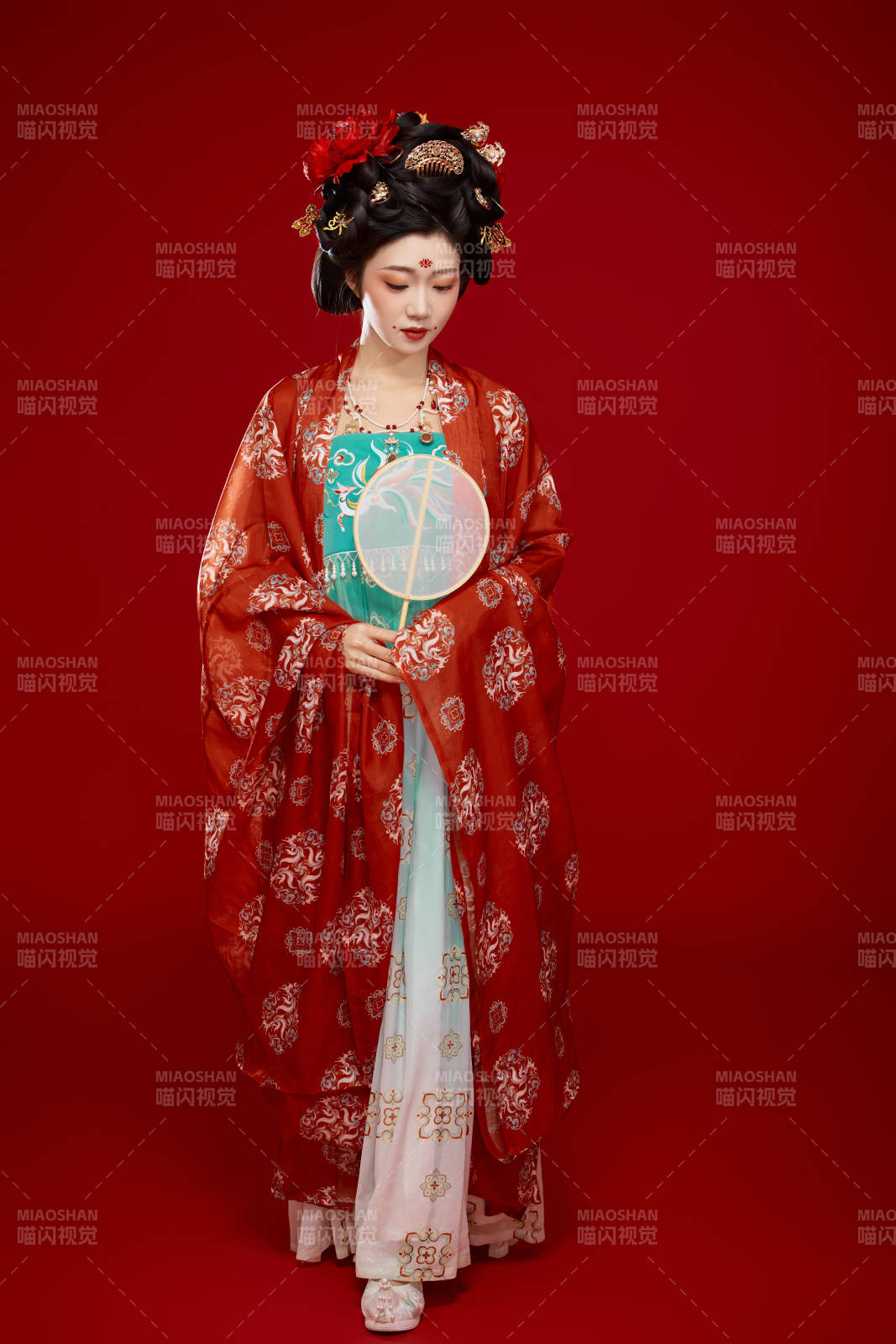 红色背景下大唐风韵女性古装妆容造型