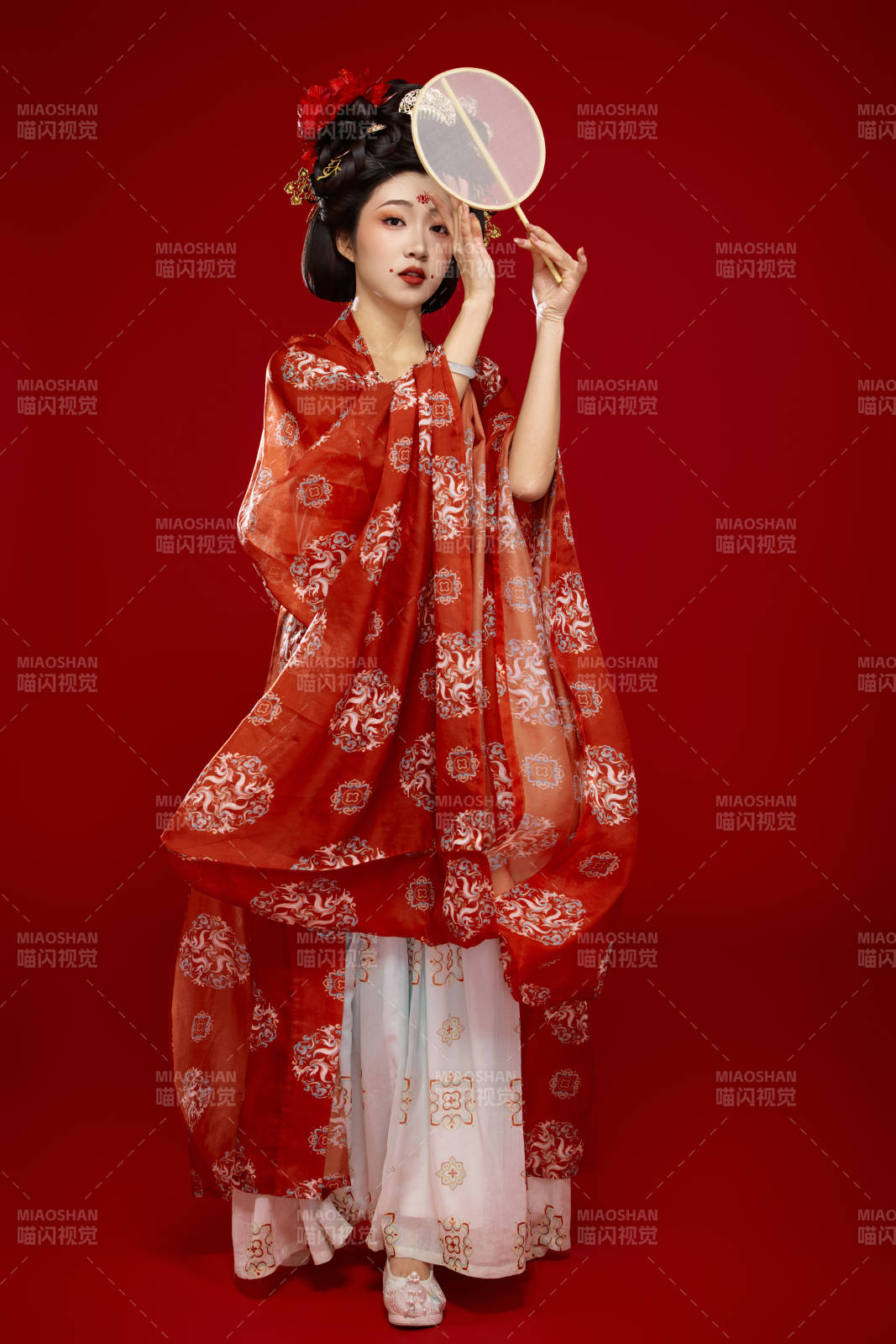 红色背景下大唐风韵女性古装妆容造型