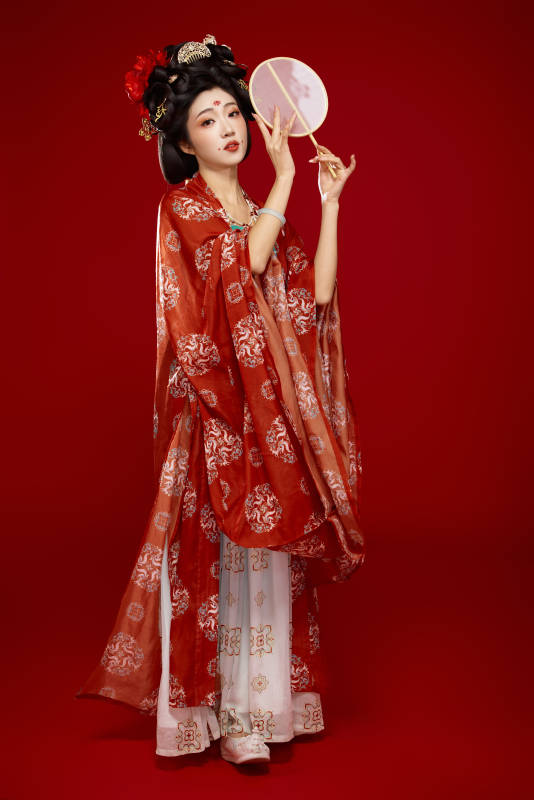 红色背景下大唐风韵女性古装妆容造型