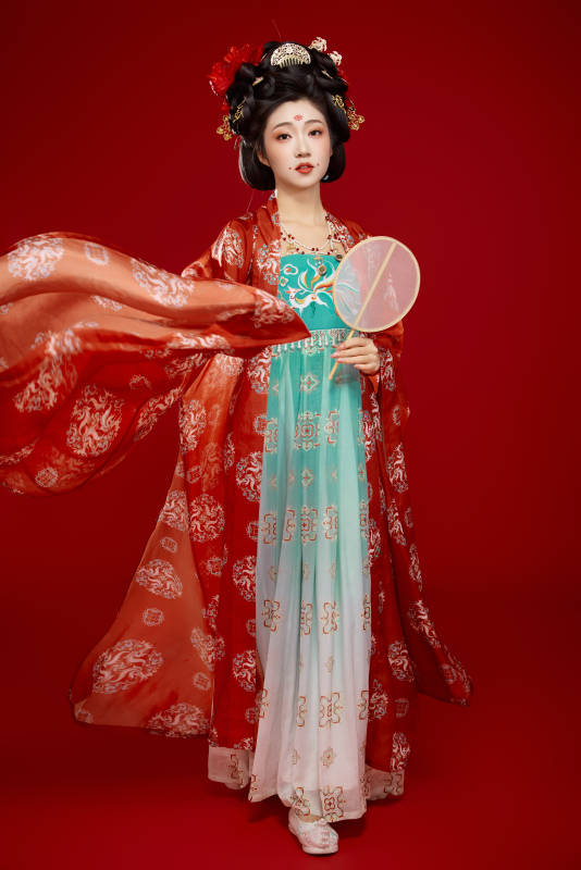 红色背景下大唐风韵女性古装妆容造型