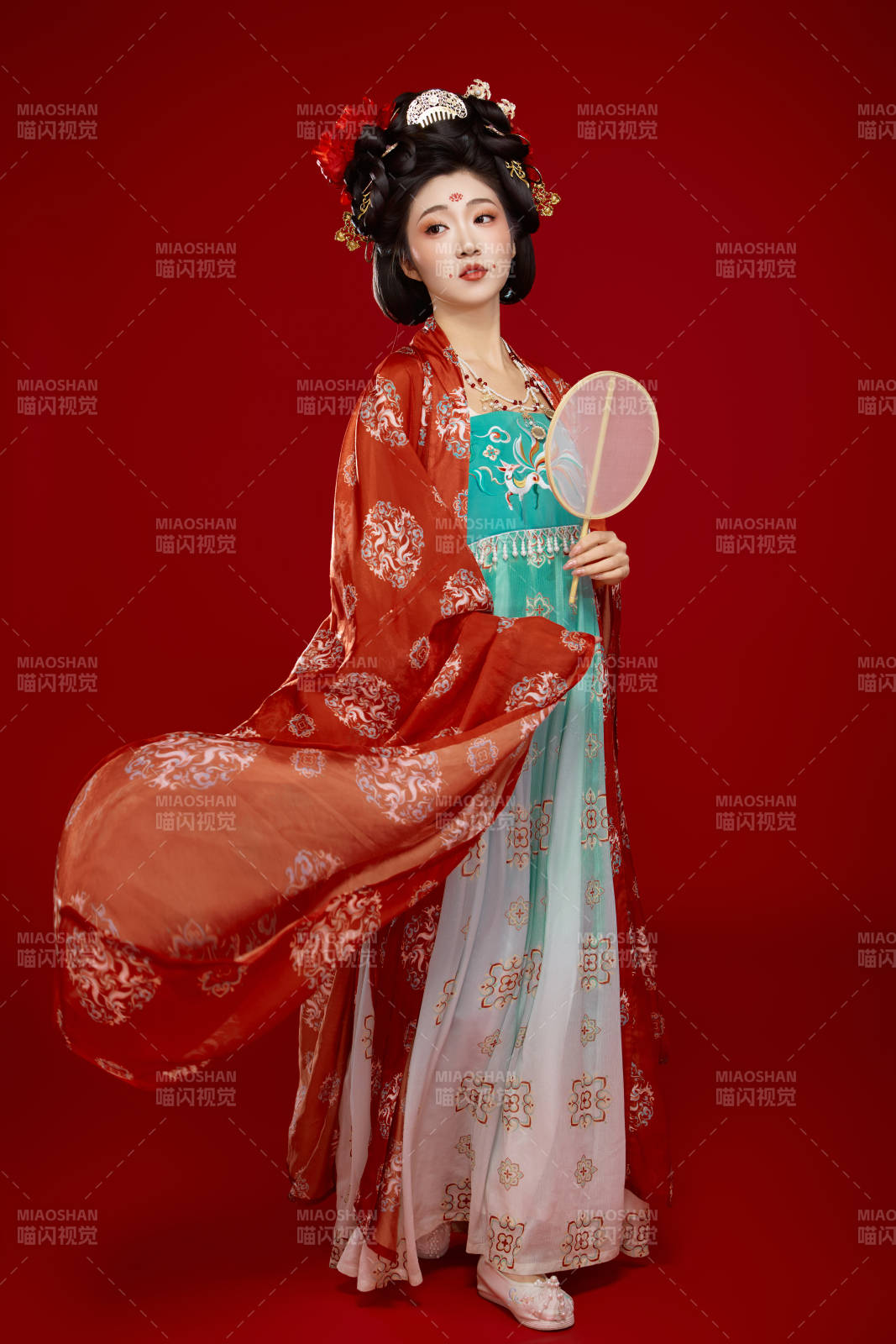 红色背景下大唐风韵女性古装妆容造型