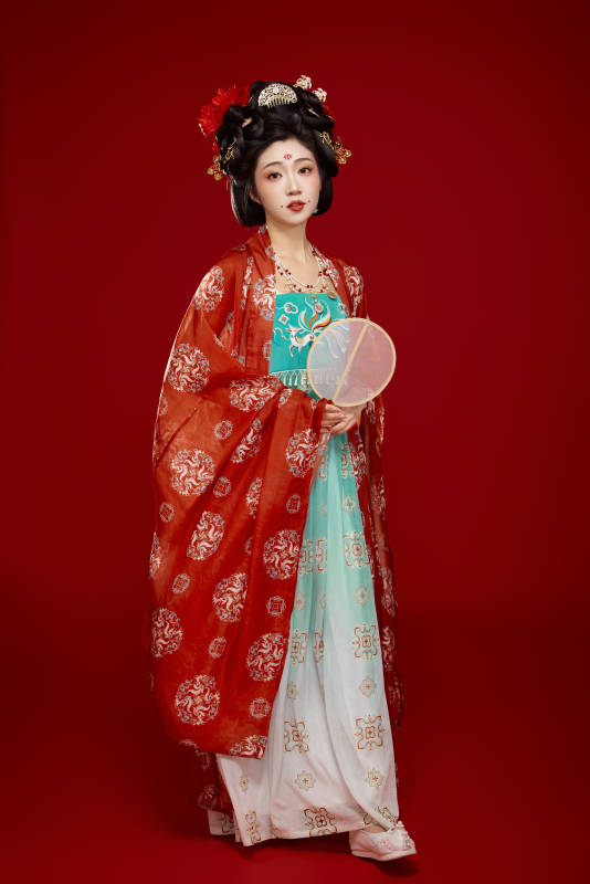 红色背景下大唐风韵女性古装妆容造型