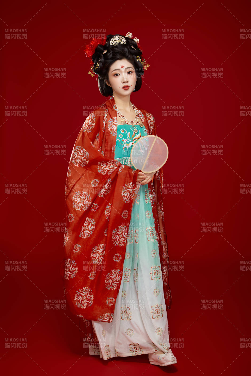 紅色背景下大唐風韻女性古裝妝容造型