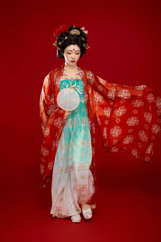 红色背景下大唐风韵女性古装妆容造型