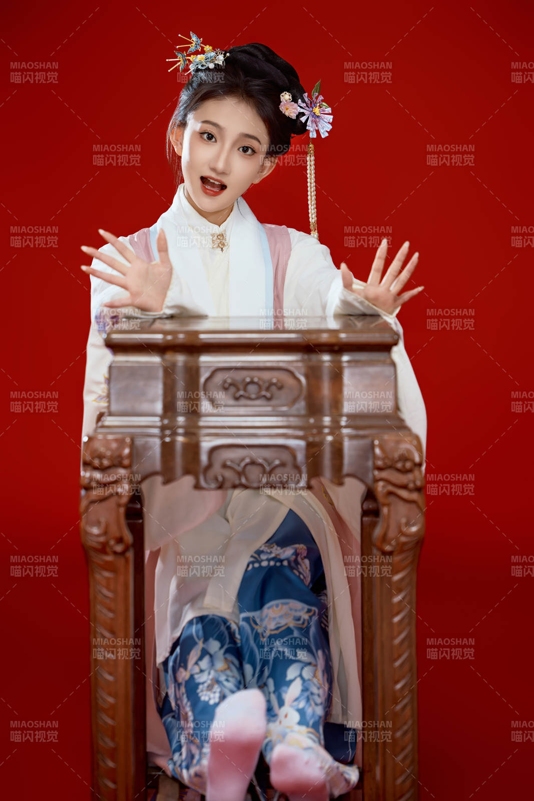 红色背景下穿着中国明朝明制汉服服饰的少女