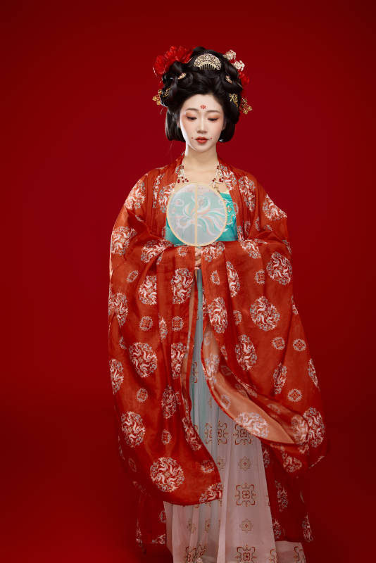 红色背景下大唐风韵女性古装妆容造型