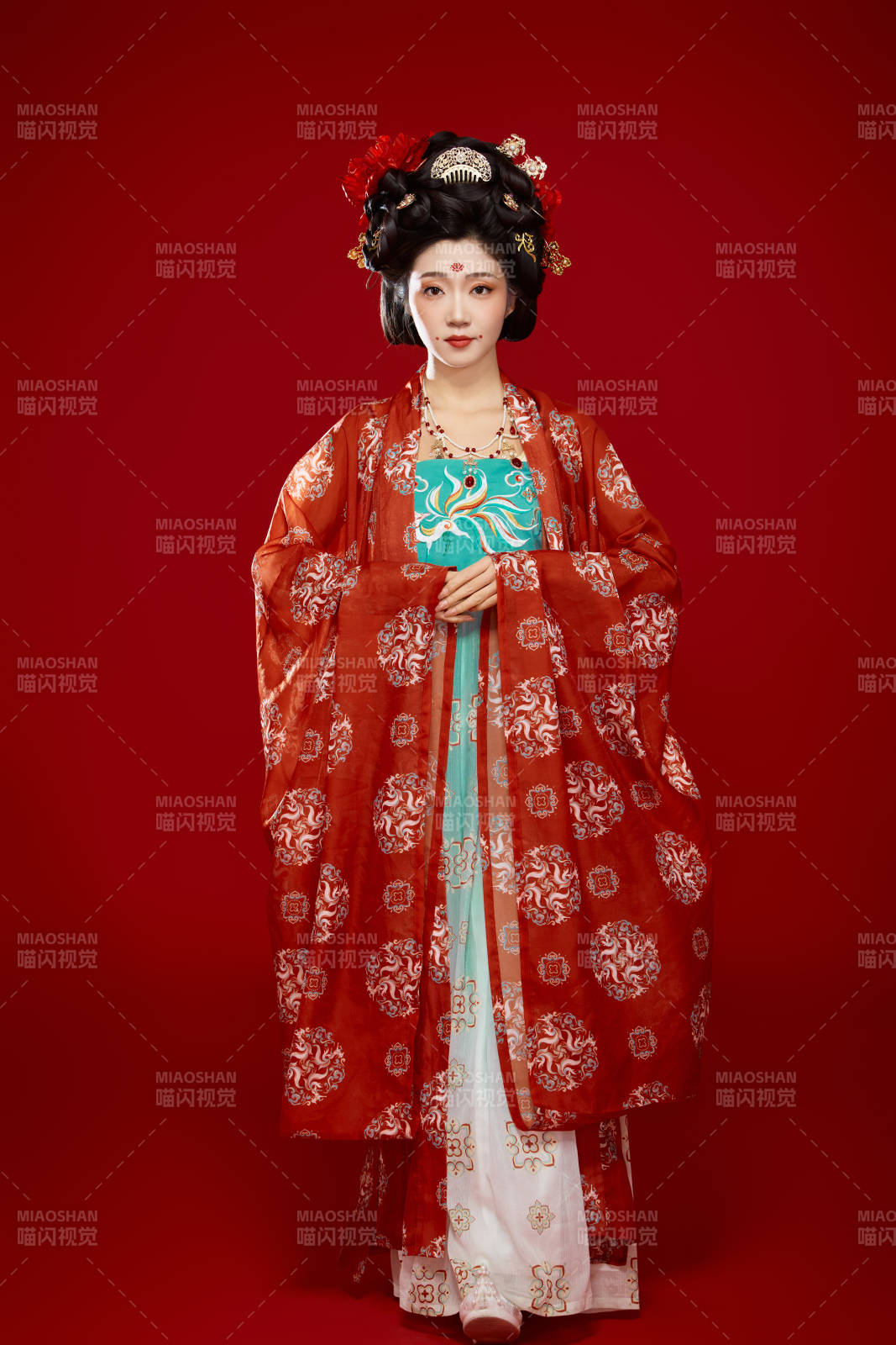 红色背景下大唐风韵女性古装妆容造型