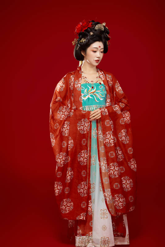红色背景下大唐风韵女性古装妆容造型