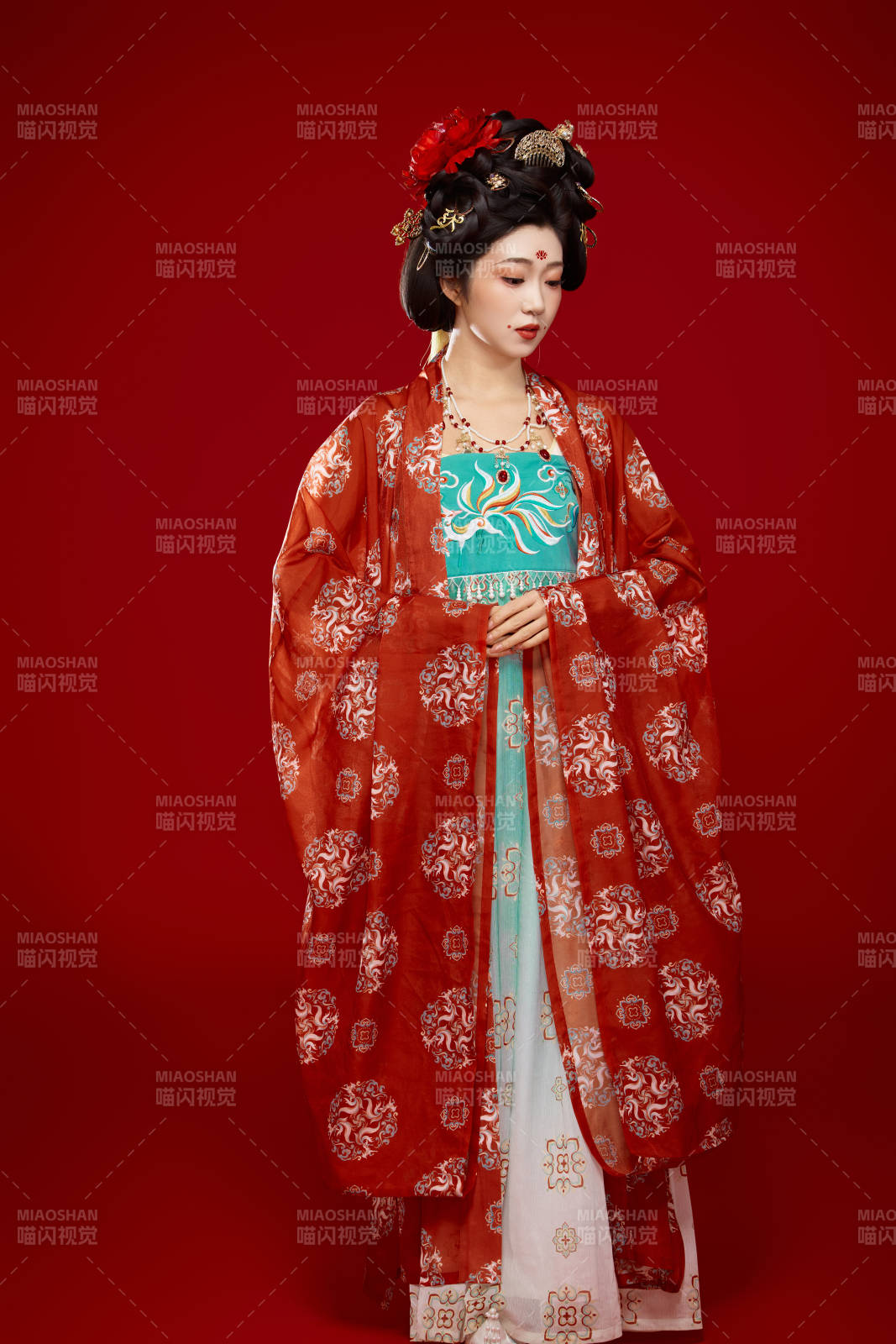 红色背景下大唐风韵女性古装妆容造型