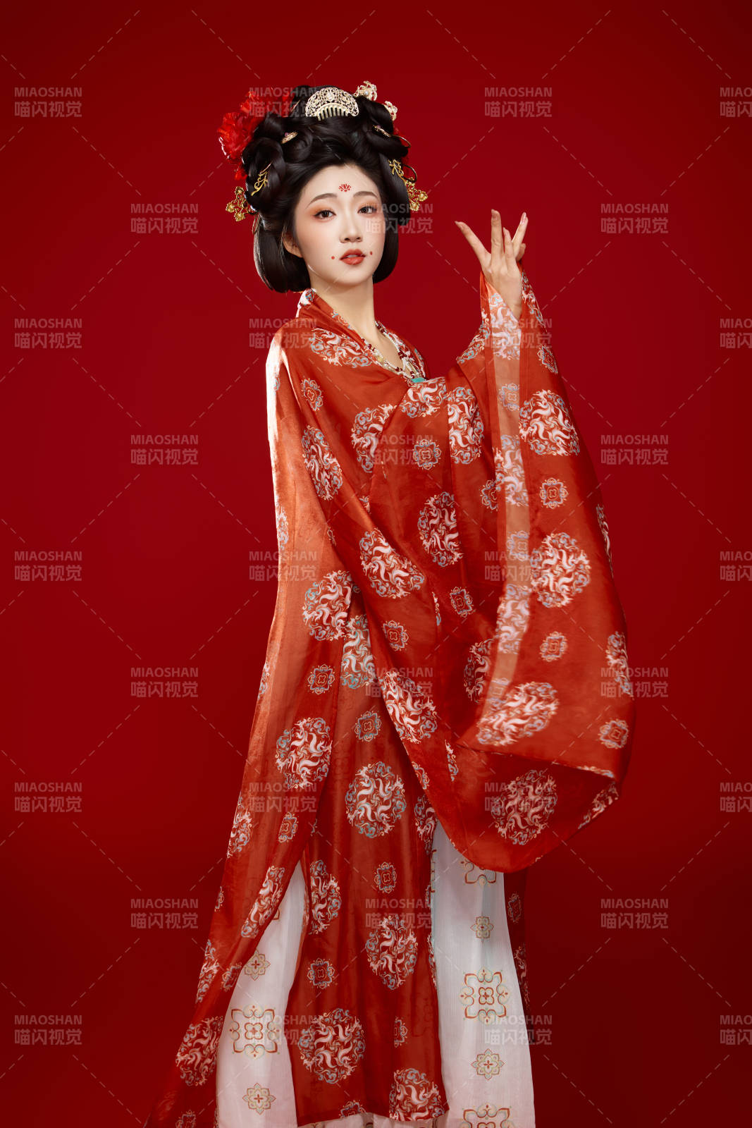 红色背景下大唐风韵女性古装妆容造型