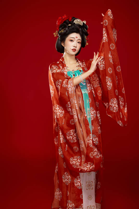 红色背景下大唐风韵女性古装妆容造型