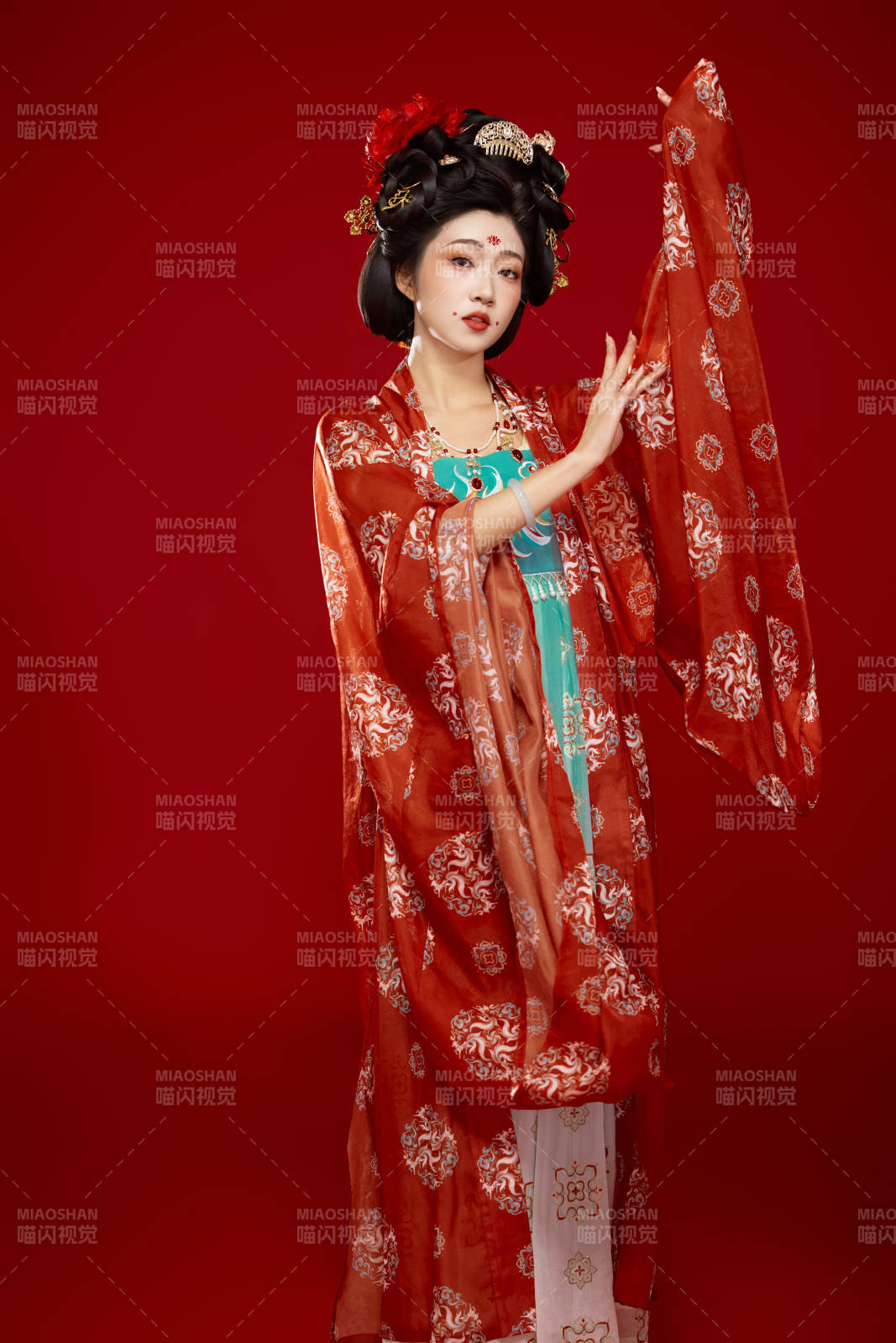 红色背景下大唐风韵女性古装妆容造型