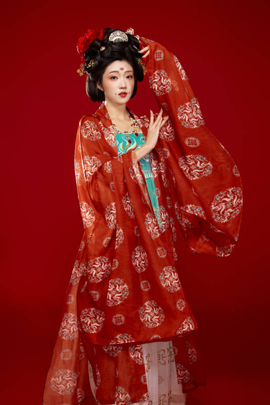 红色背景下大唐风韵女性古装妆容造型