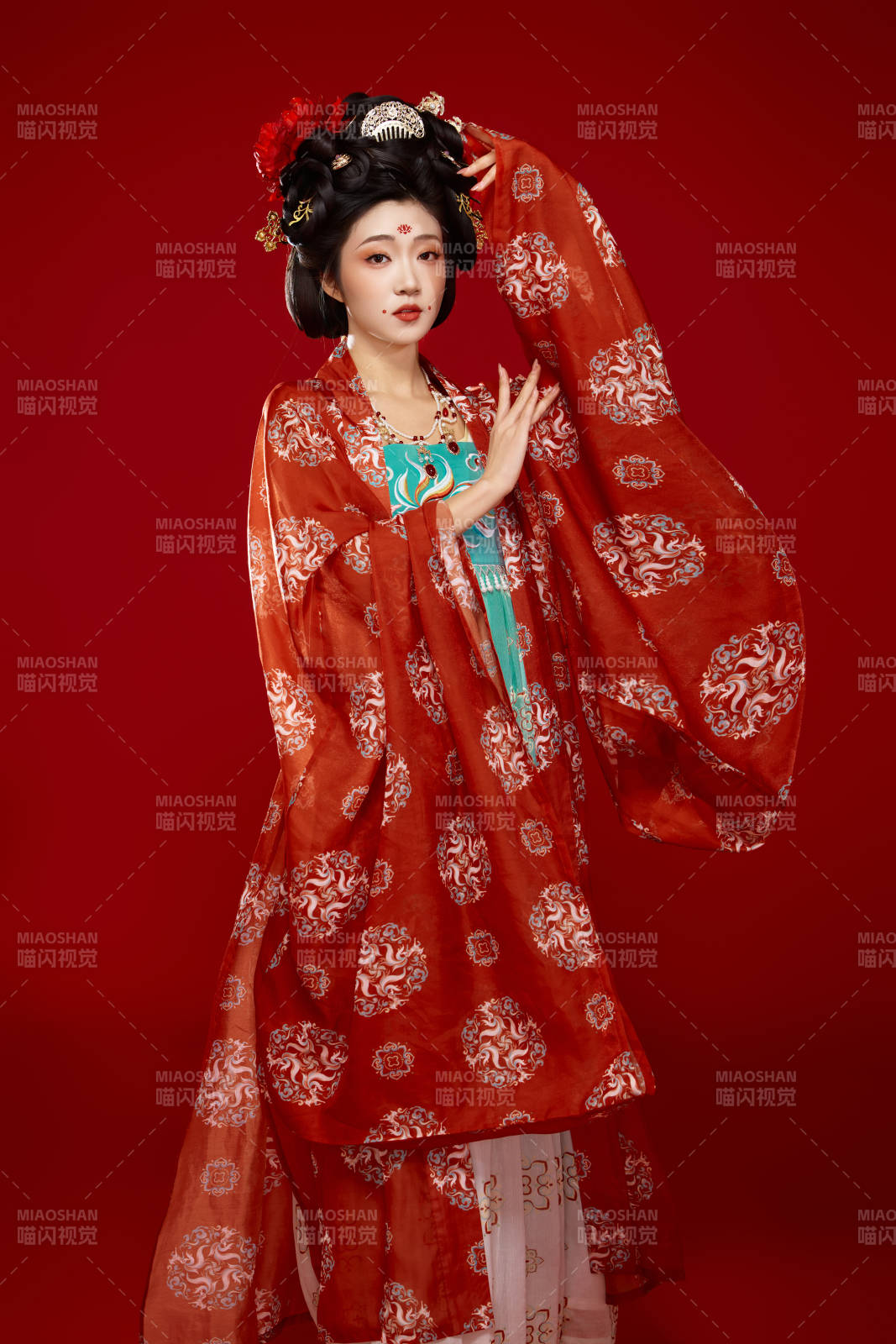 红色背景下大唐风韵女性古装妆容造型