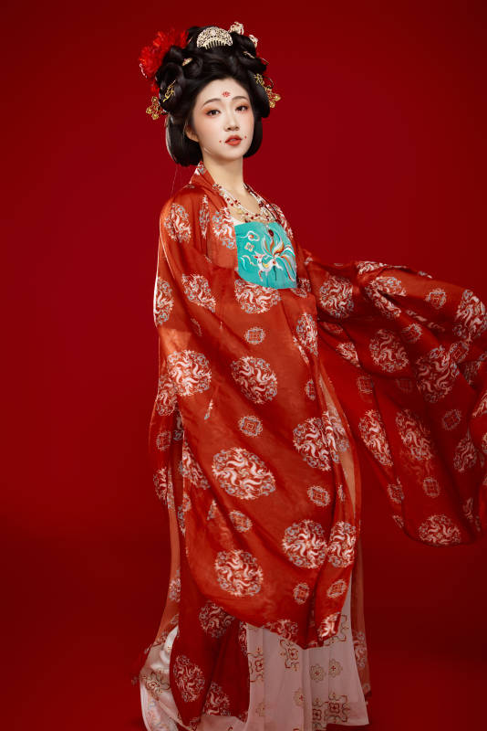 红色背景下大唐风韵女性古装妆容造型