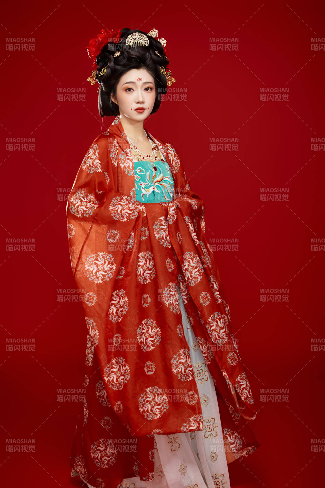 红色背景下大唐风韵女性古装妆容造型