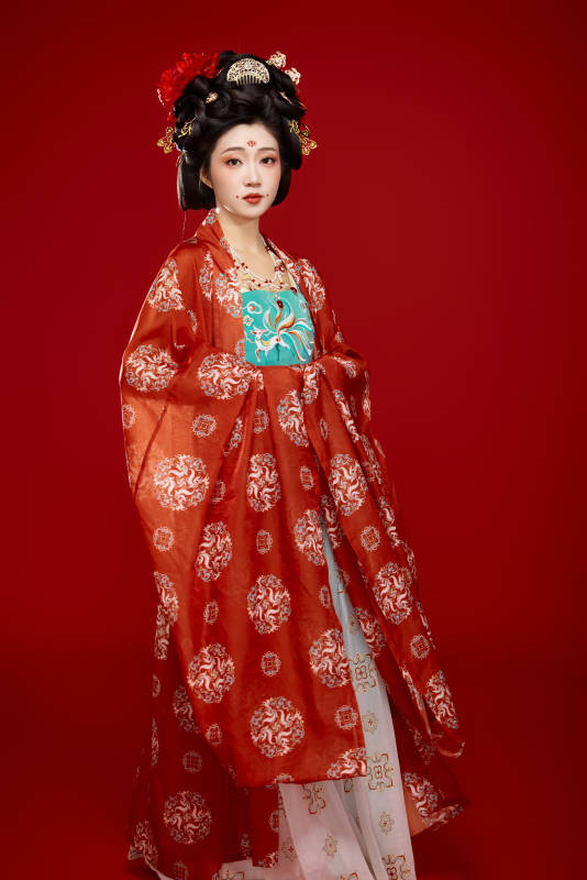 红色背景下大唐风韵女性古装妆容造型
