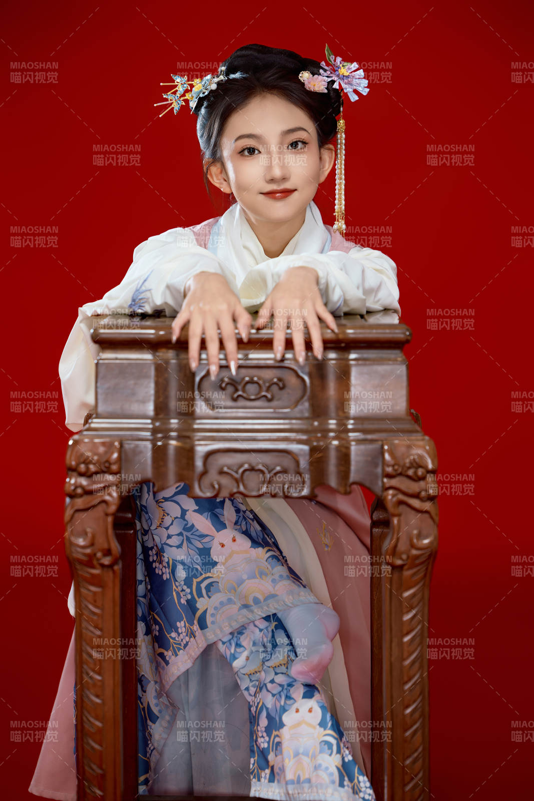 红色背景下穿着中国明朝明制汉服服饰的少女