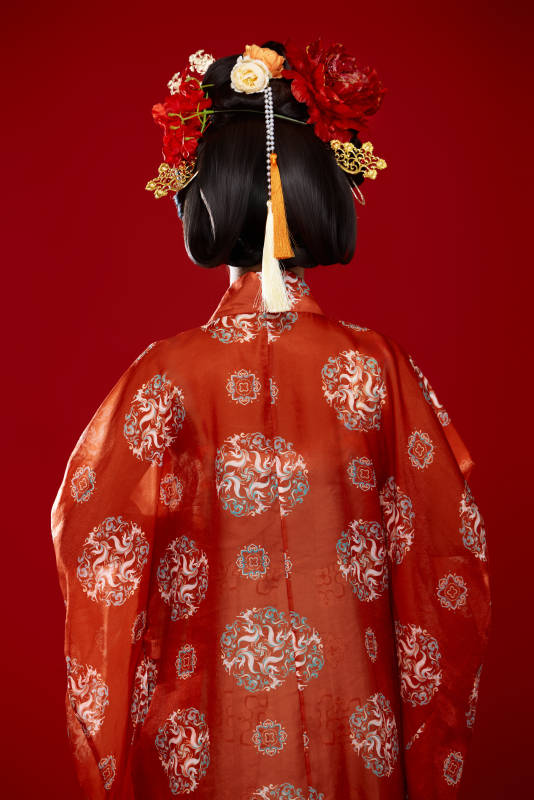 红色背景下大唐风韵女性古装妆容造型