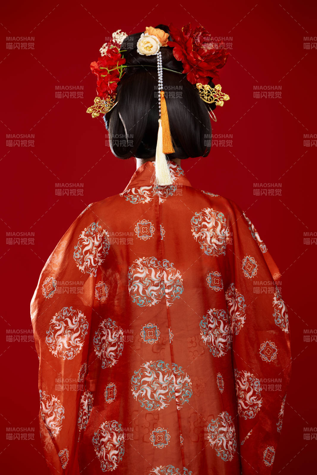 红色背景下大唐风韵女性古装妆容造型