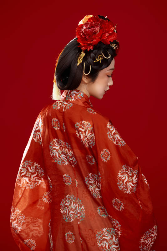红色背景下大唐风韵女性古装妆容造型