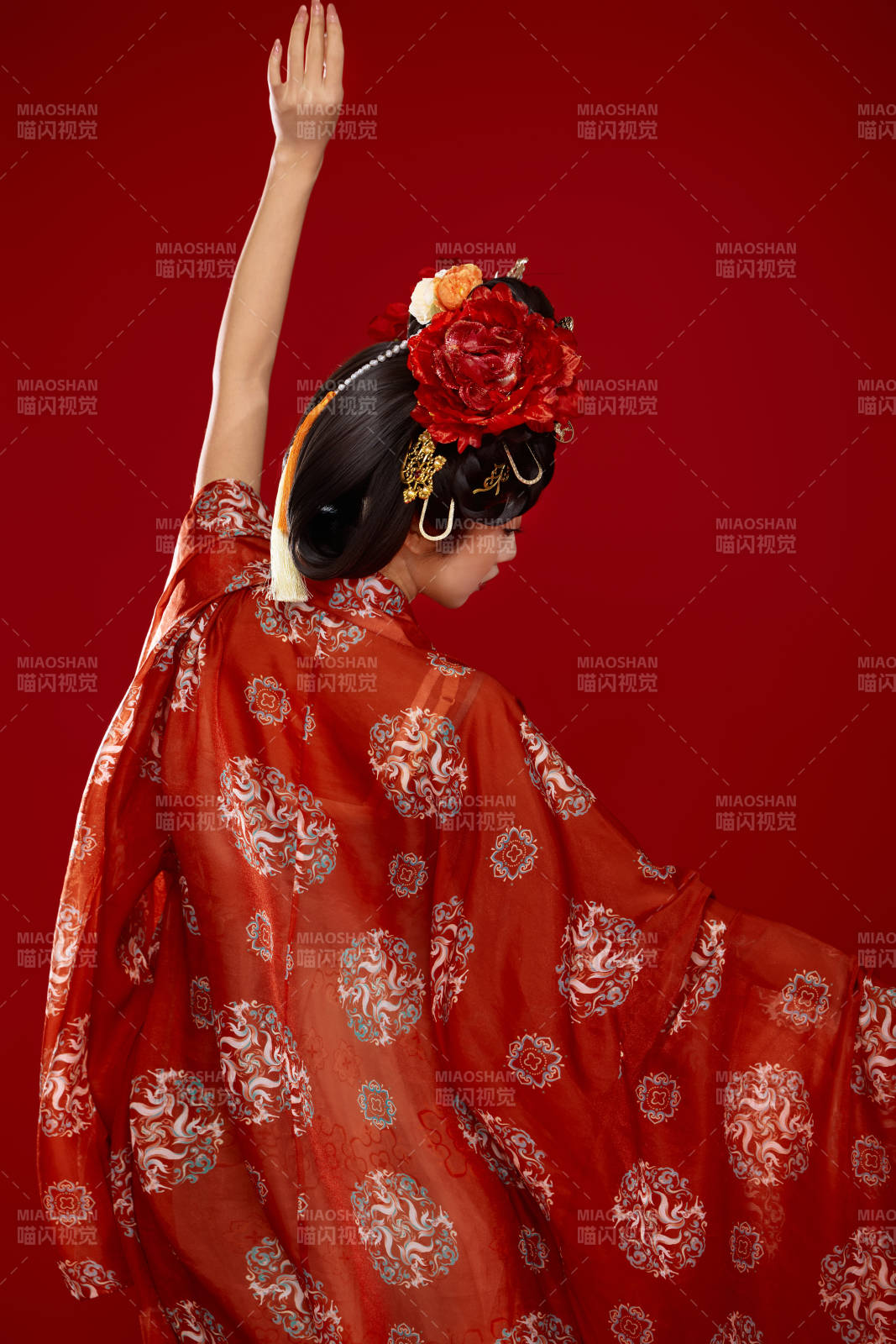 紅色背景下大唐風韻女性古裝妝容造型