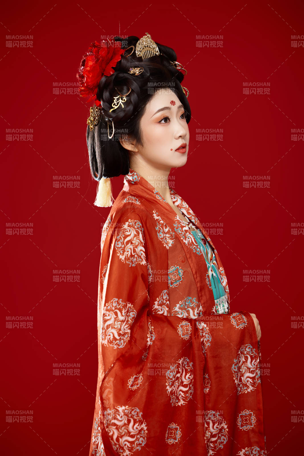 红色背景下大唐风韵女性古装妆容造型