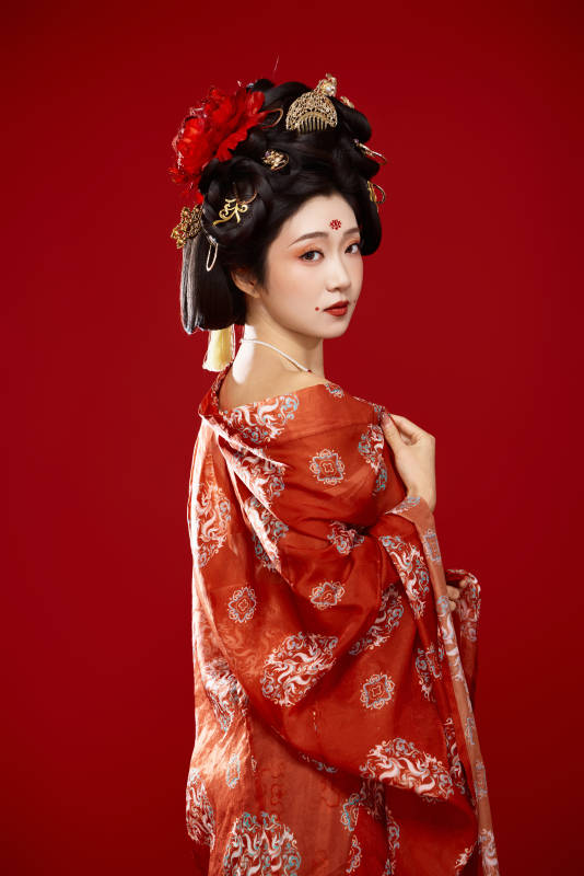 红色背景下大唐风韵女性古装妆容造型