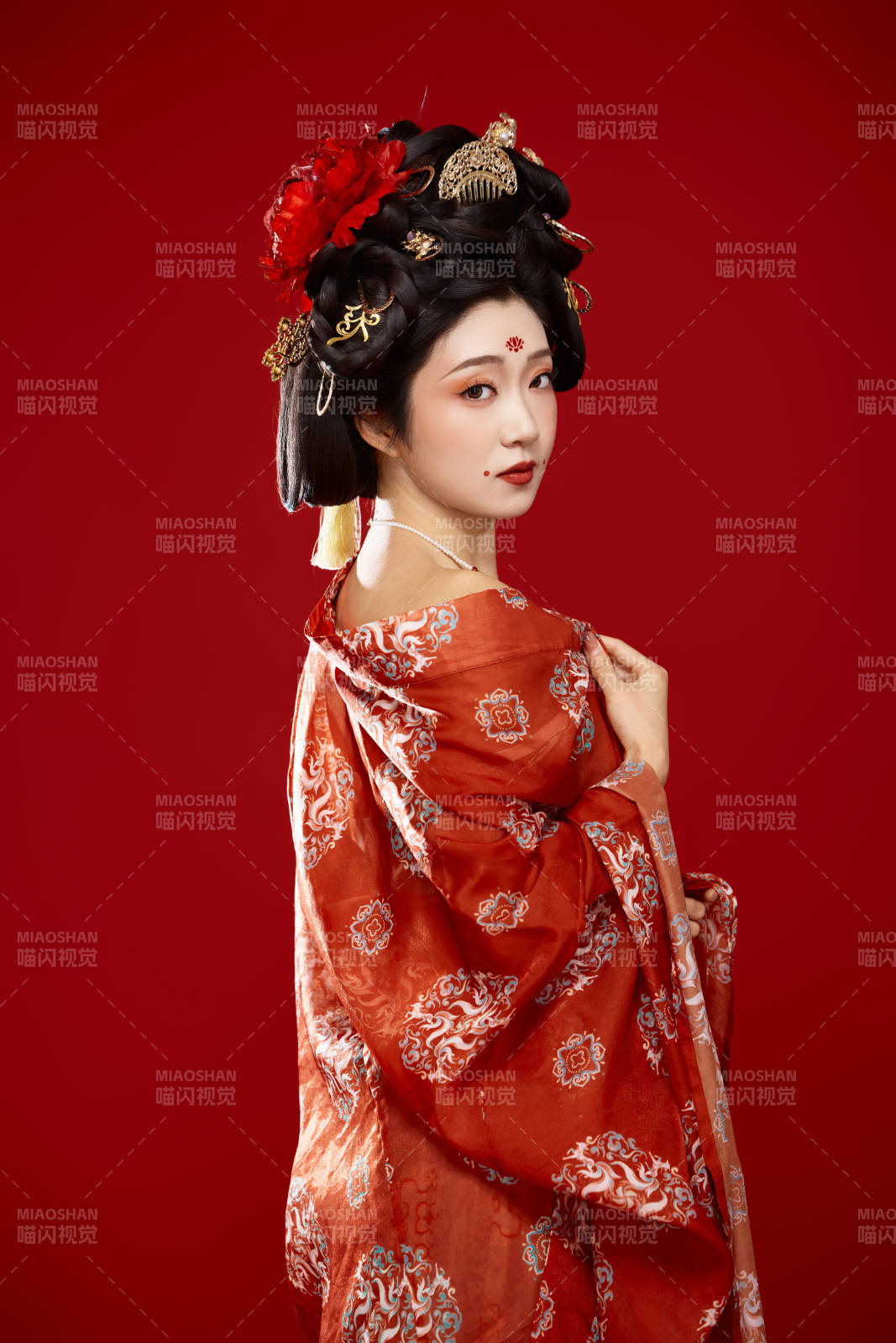 紅色背景下大唐風(fēng)韻女性古裝妝容造型