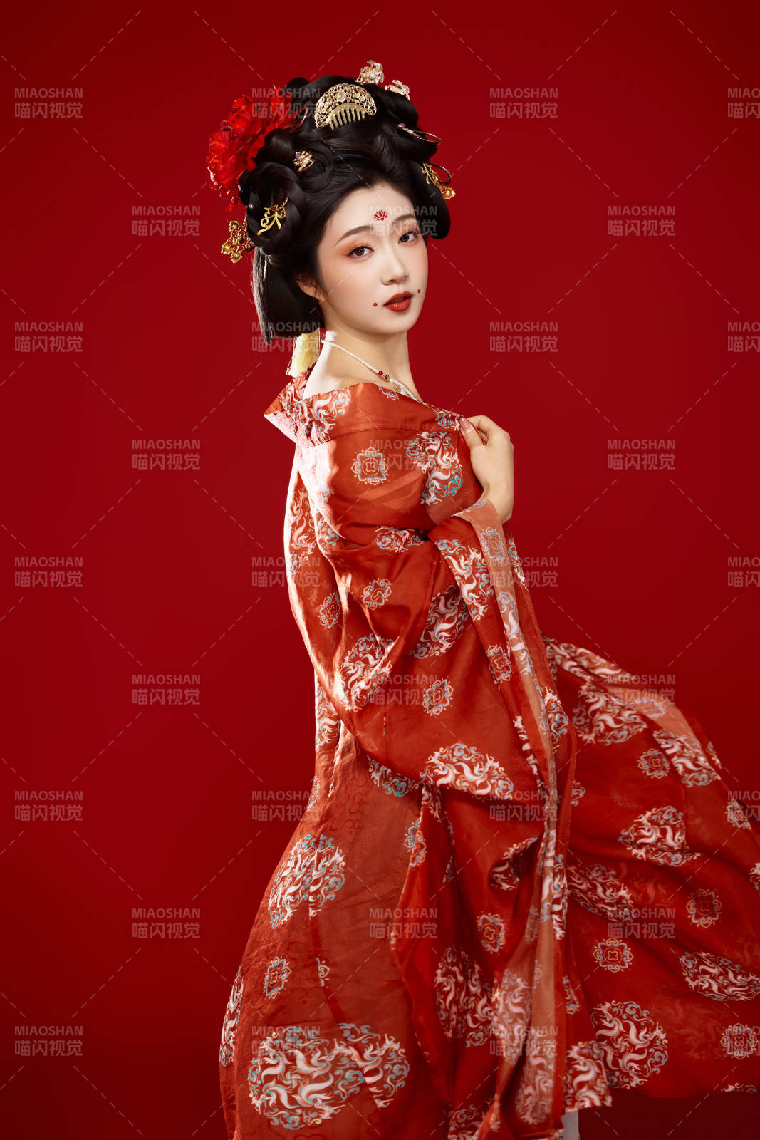 红色背景下大唐风韵女性古装妆容造型