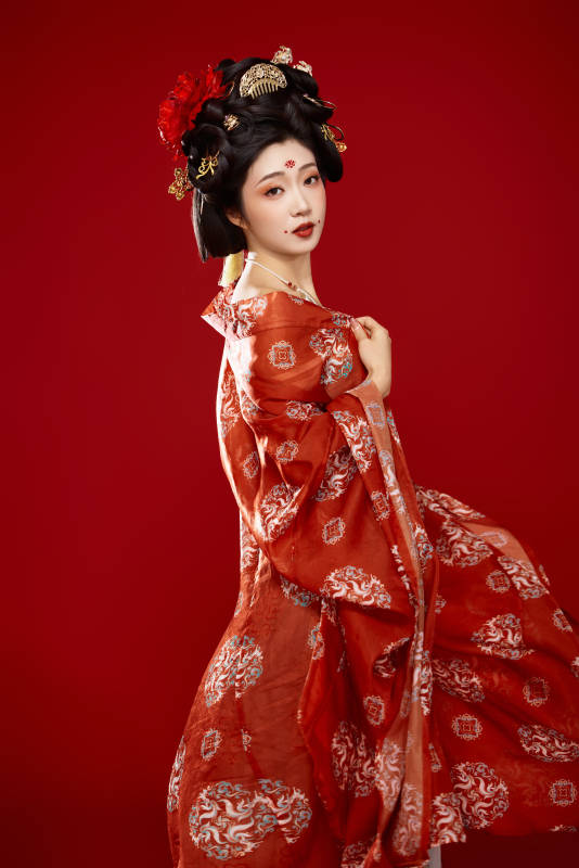 红色背景下大唐风韵女性古装妆容造型