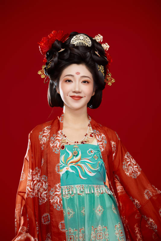 红色背景下大唐风韵女性古装妆容造型