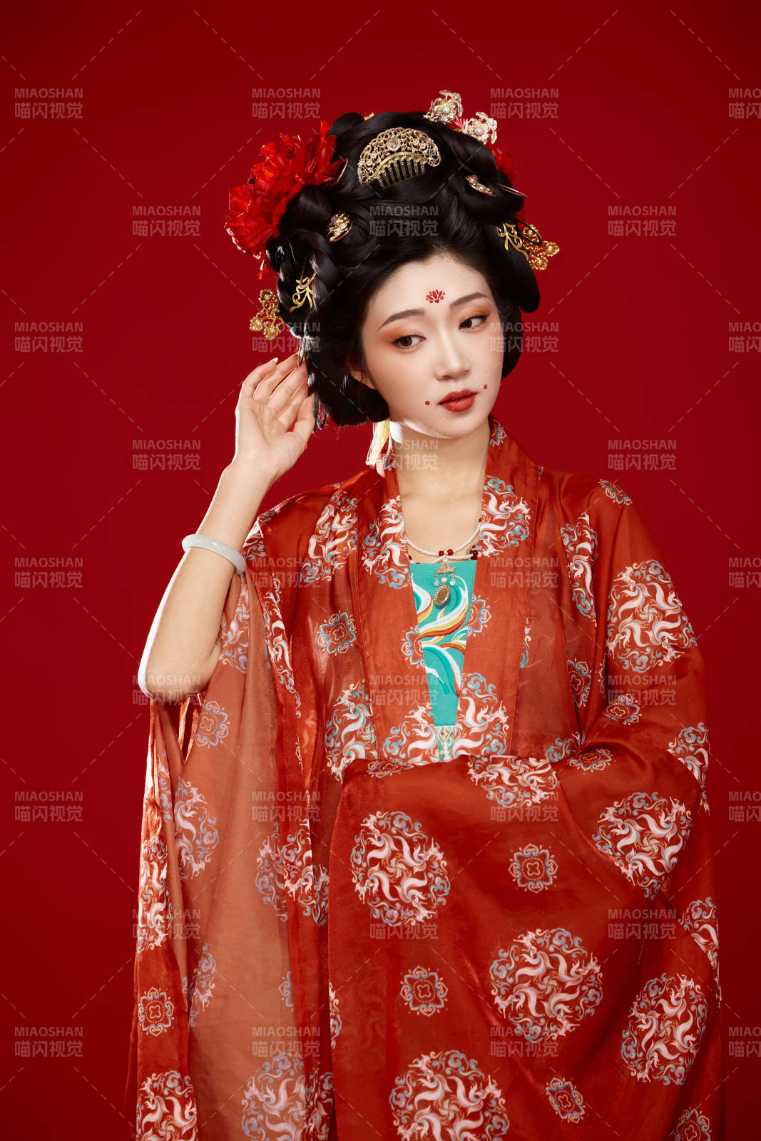 红色背景下大唐风韵女性古装妆容造型