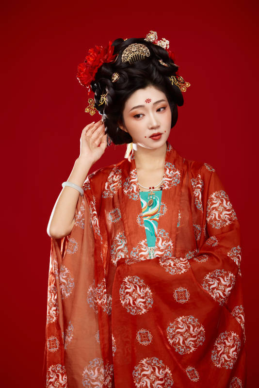 红色背景下大唐风韵女性古装妆容造型