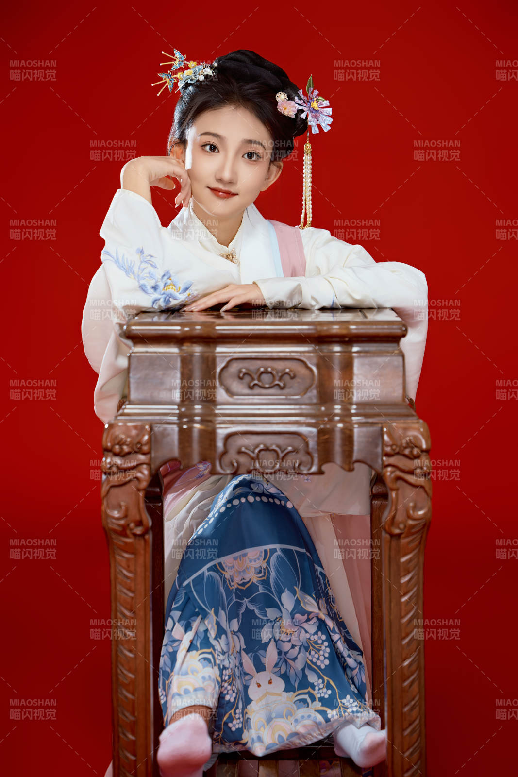 红色背景下穿着中国明朝明制汉服服饰的少女