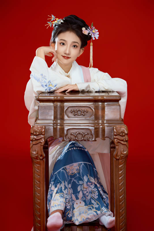 红色背景下穿着中国明朝明制汉服服饰的少女