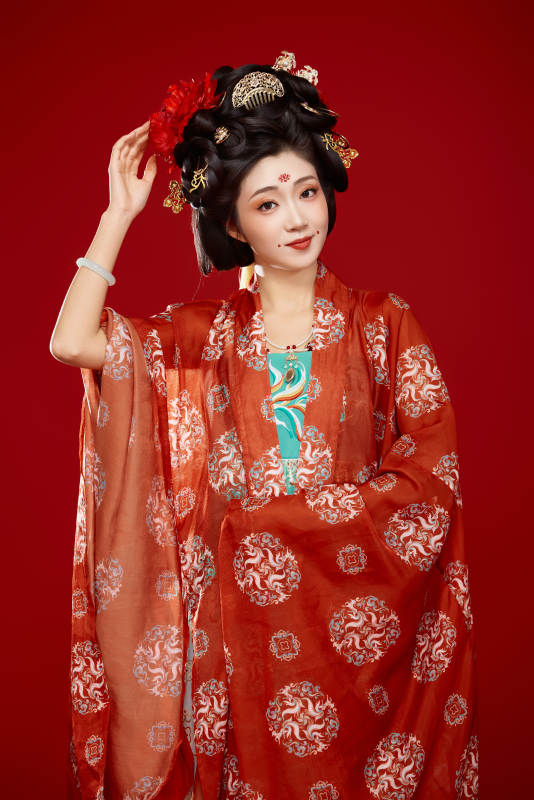 红色背景下大唐风韵女性古装妆容造型
