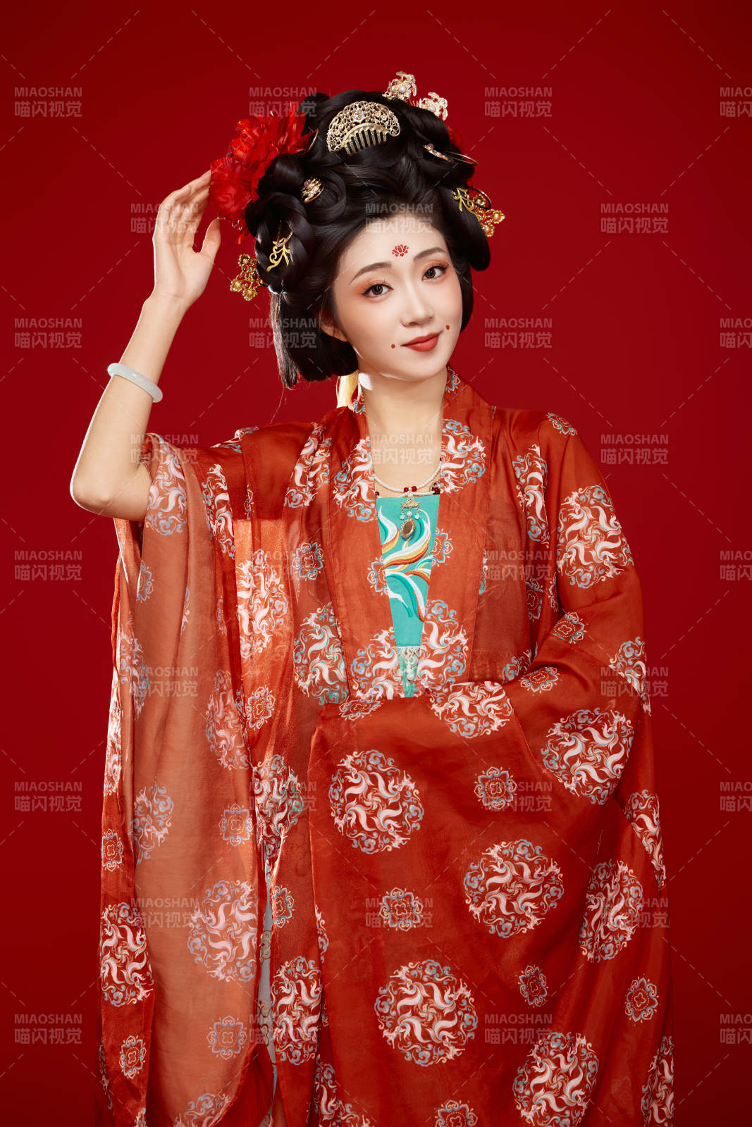 红色背景下大唐风韵女性古装妆容造型