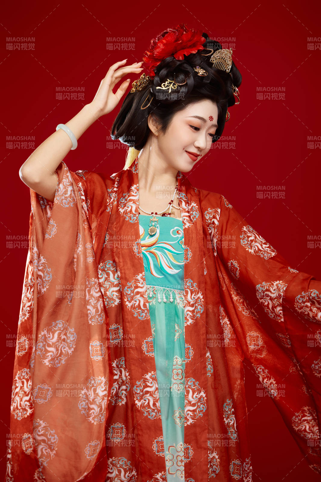 红色背景下大唐风韵女性古装妆容造型