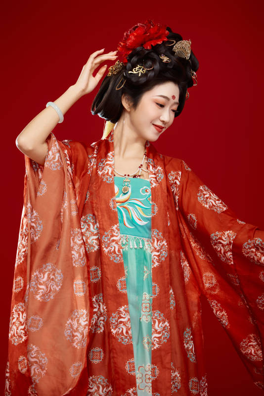 红色背景下大唐风韵女性古装妆容造型