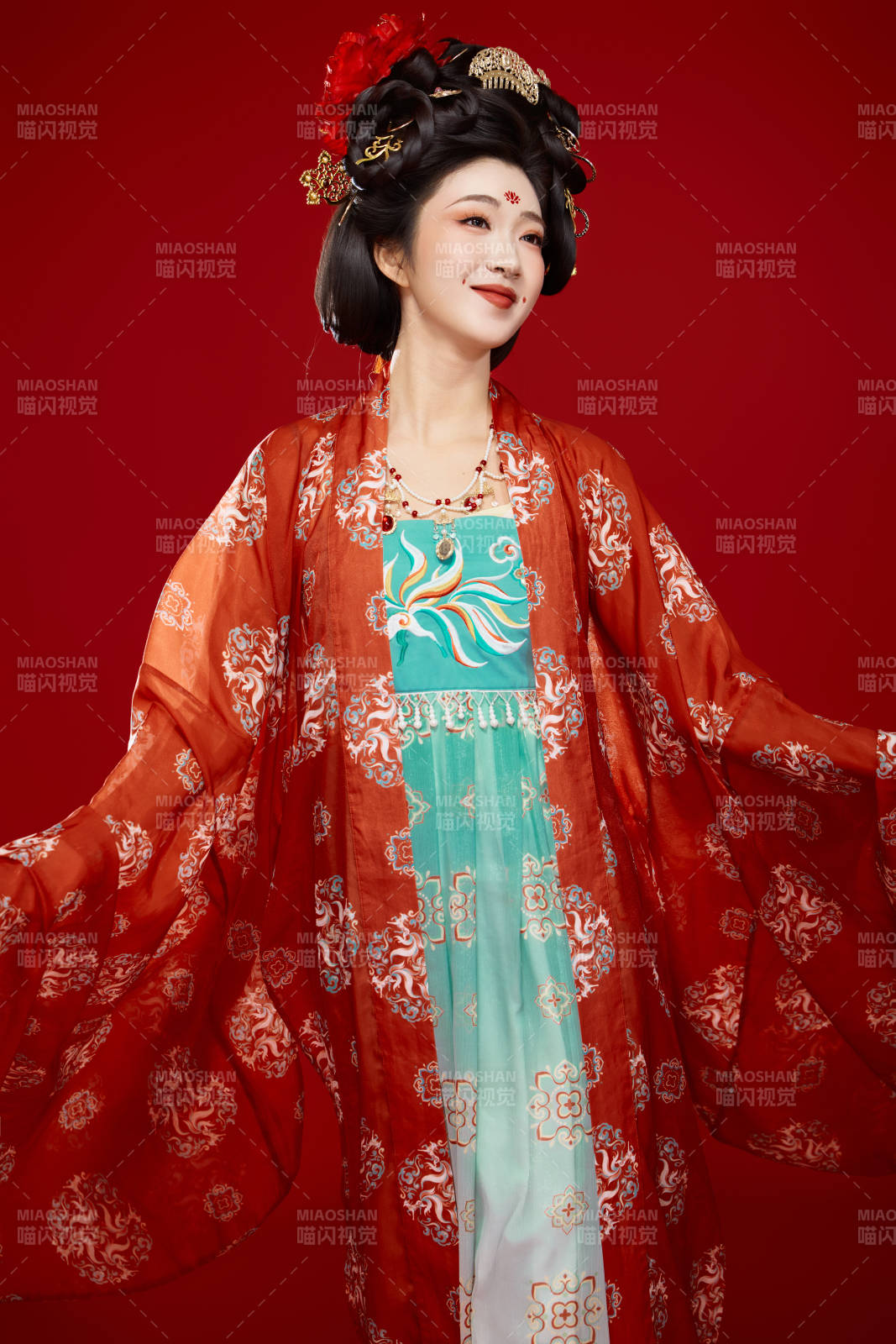 红色背景下大唐风韵女性古装妆容造型