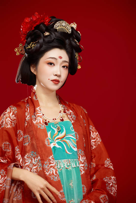 红色背景下大唐风韵女性古装妆容造型