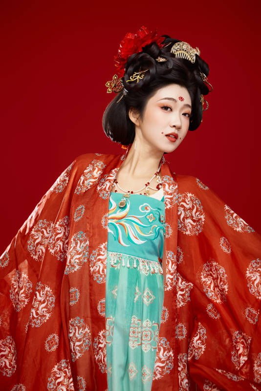 红色背景下大唐风韵女性古装妆容造型